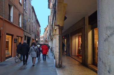 Tarihi binaları ve turistleriyle tarihi şehir merkezi. 10 Şubat 2018 Ferrara İtalya