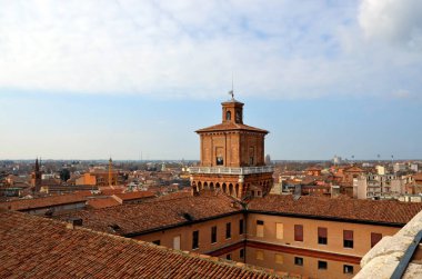 İtalya 'nın doğusundaki Ferrara şatosundan görüldü.