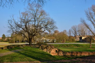 Ferrara İtalya 'nın tarihi duvarlarından bir panorama