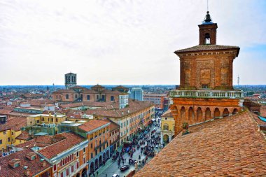 Turistler meydanda yürüyorlar, Doğu kalesinden manzara - 11 Şubat 2018 Ferrara İtalya