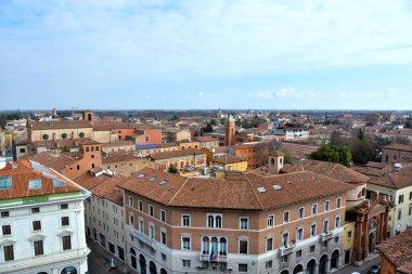 İtalya 'nın Ferrara şatosundan görülen tarihi merkezin panoraması.
