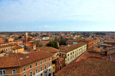 İtalya 'nın Ferrara şatosundan görülen tarihi merkezin panoraması.