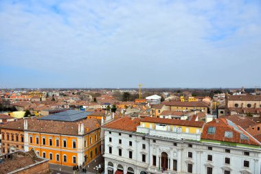 İtalya 'nın Ferrara şatosundan görülen tarihi merkezin panoraması.