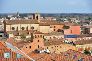 İtalya 'nın Ferrara şatosundan görülen tarihi merkezin panoraması.