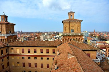 İtalya 'nın Ferrara şatosundan görülen tarihi merkezin panoraması.