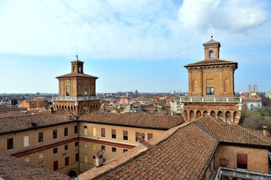 İtalya 'nın Ferrara şatosundan görülen tarihi merkezin panoraması.