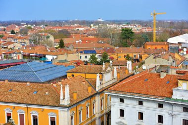 İtalya 'nın Ferrara şatosundan görülen tarihi merkezin panoraması.