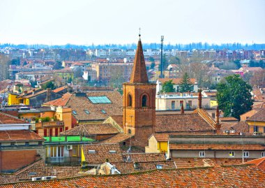 İtalya 'nın Ferrara şatosundan görülen tarihi merkezin panoraması.