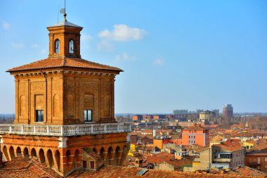 İtalya 'nın Ferrara şatosundan görülen tarihi merkezin panoraması.