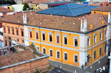 İtalya 'nın Ferrara şatosundan görülen tarihi merkezin panoraması.