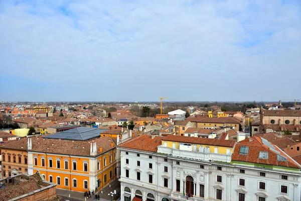 İtalya 'nın Ferrara şatosundan görülen tarihi merkezin panoraması.