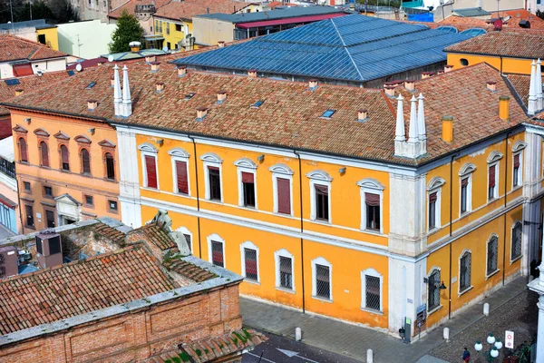 İtalya 'nın Ferrara şatosundan görülen tarihi merkezin panoraması.