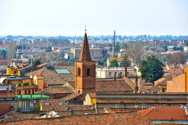 İtalya 'nın Ferrara şatosundan görülen tarihi merkezin panoraması.