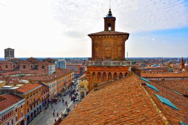 Turistler meydanda yürüyorlar, Doğu kalesinden manzara - 11 Şubat 2018 Ferrara İtalya