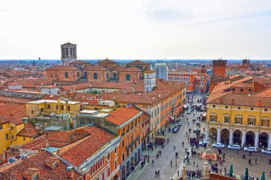 Turistler meydanda yürüyorlar, Doğu kalesinden manzara - 11 Şubat 2018 Ferrara İtalya