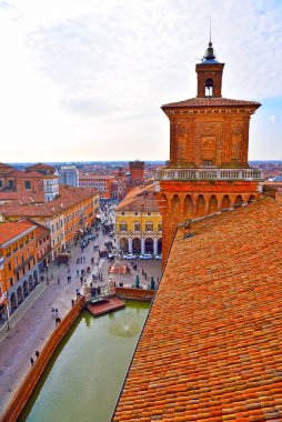Turistler meydanda yürüyorlar, Doğu kalesinden manzara - 11 Şubat 2018 Ferrara İtalya