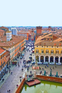 Turistler meydanda yürüyorlar, Doğu kalesinden manzara - 11 Şubat 2018 Ferrara İtalya