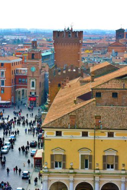 Turistler meydanda yürüyorlar, Doğu kalesinden manzara - 11 Şubat 2018 Ferrara İtalya