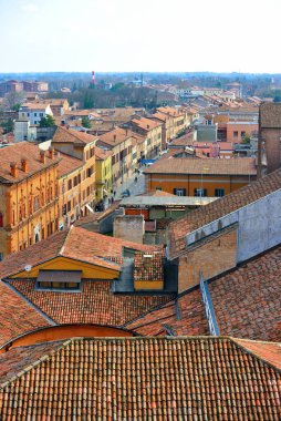 İtalya 'nın Ferrara şatosundan görülen tarihi merkezin panoraması.