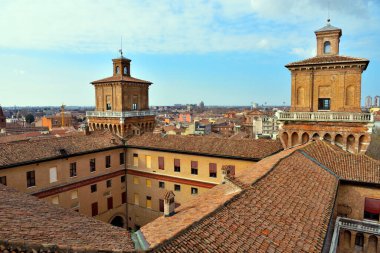 İtalya 'nın Ferrara şatosundan görülen tarihi merkezin panoraması.