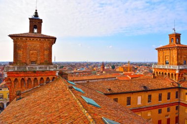 İtalya 'nın Ferrara şatosundan görülen tarihi merkezin panoraması.