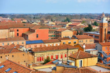 İtalya 'nın Ferrara şatosundan görülen tarihi merkezin panoraması.