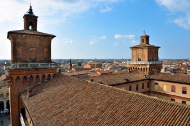 İtalya 'nın Ferrara şatosundan görülen tarihi merkezin panoraması.