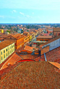 İtalya 'nın Ferrara şatosundan görülen tarihi merkezin panoraması.