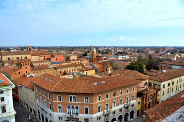 -11 Şubat 2018 'de Ferrara İtalya' da Este Kalesi 'nden görülen tarihi merkez.