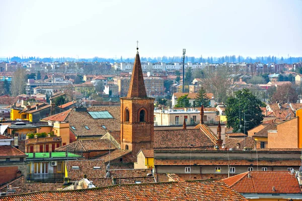 İtalya 'nın Ferrara şatosundan görülen tarihi merkezin panoraması.