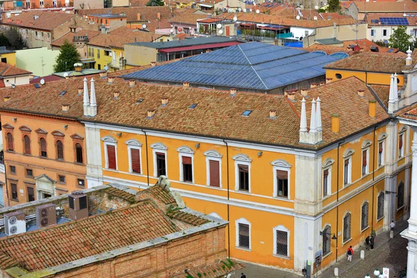 İtalya 'nın Ferrara şatosundan görülen tarihi merkezin panoraması.