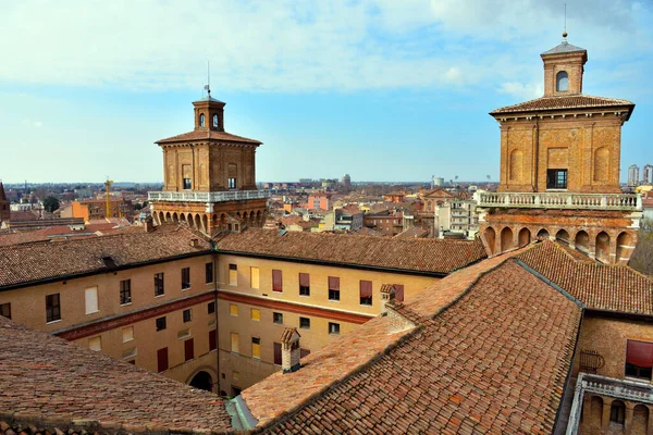 İtalya 'nın Ferrara şatosundan görülen tarihi merkezin panoraması.