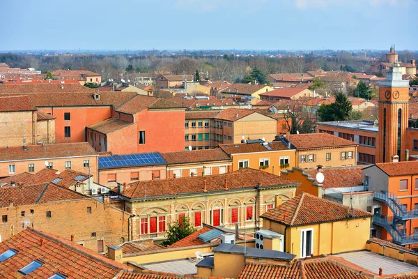 İtalya 'nın Ferrara şatosundan görülen tarihi merkezin panoraması.