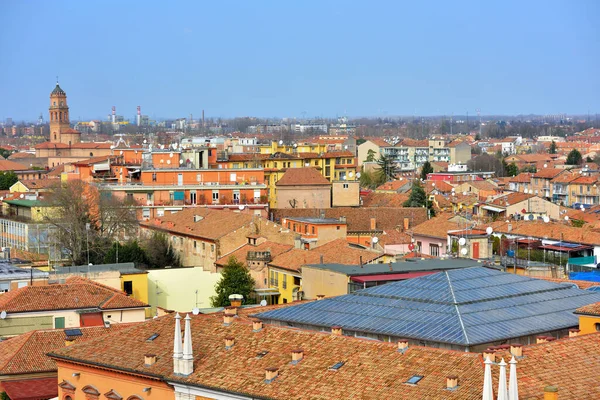 İtalya 'nın Ferrara şatosundan görülen tarihi merkezin panoraması.