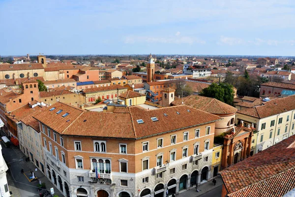 İtalya 'nın Ferrara şatosundan görülen tarihi merkezin panoraması.