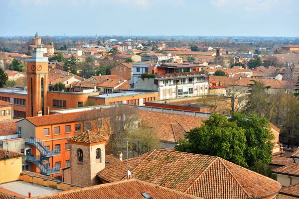 İtalya 'nın Ferrara şatosundan görülen tarihi merkezin panoraması.