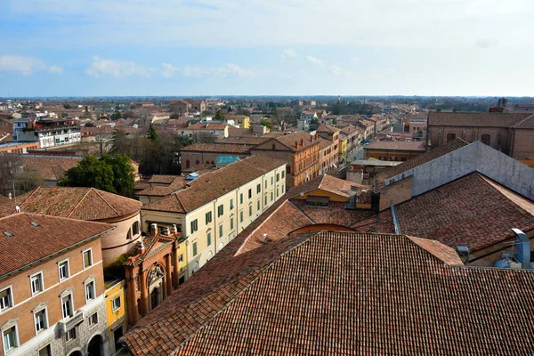 İtalya 'nın Ferrara şatosundan görülen tarihi merkezin panoraması.