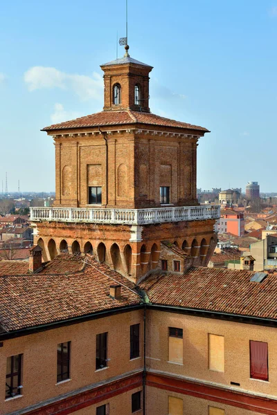 İtalya 'nın Ferrara şatosundan görülen tarihi merkezin panoraması.