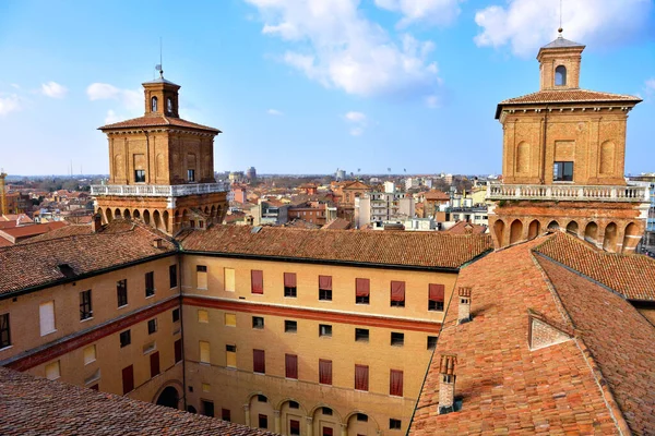 İtalya 'nın Ferrara şatosundan görülen tarihi merkezin panoraması.