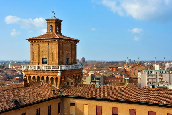 İtalya 'nın Ferrara şatosundan görülen tarihi merkezin panoraması.