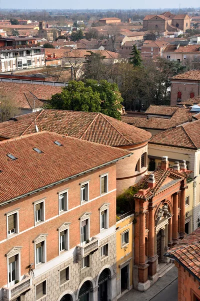 İtalya 'nın Ferrara şatosundan görülen tarihi merkezin panoraması.