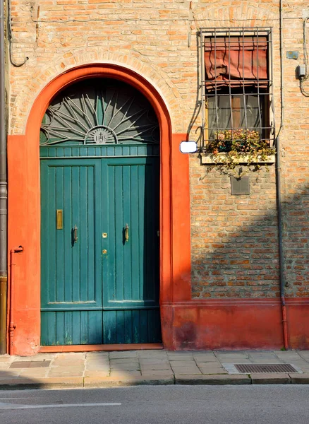 Ferrara Emilia Romagna İtalya 'nın tarihi merkezinde antik bir saray kapısı.