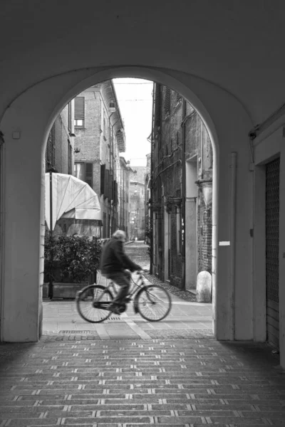 Yaşlı Adam Bisiklet Ferrara Talya Sının Tarihi Merkezinden Geçiyor — Stok fotoğraf