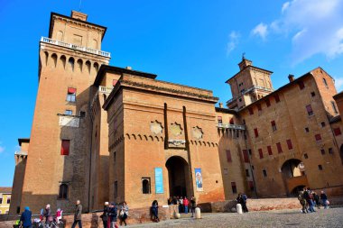 Turistler meydanda yürür, Castello Estense Ferrara 'da. Doğu Şatosu, Castello di San Michele, St. Michael Şatosu 10 Şubat 2018 Ferrara İtalya şehir merkezinde ortaçağ şatosu kurdu.