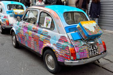 Fiat 500 tamamen sanatçı Angelo Gnecco tarafından resmedildi Cenova, İtalya - Nisan 02 2018