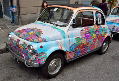 Fiat 500 tamamen sanatçı Angelo Gnecco tarafından resmedildi Cenova, İtalya - Nisan 02 2018