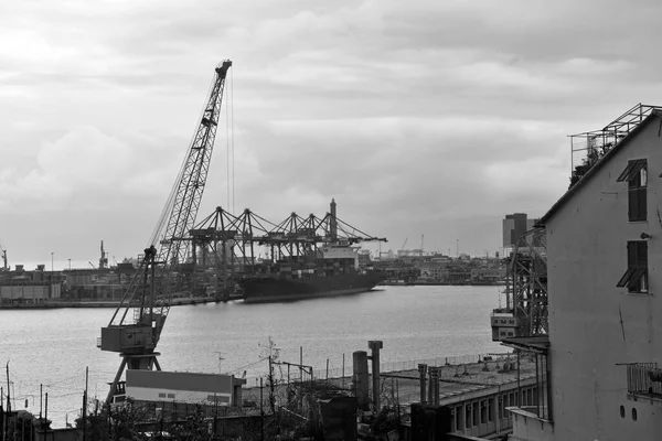 Cenova İtalya limanı.