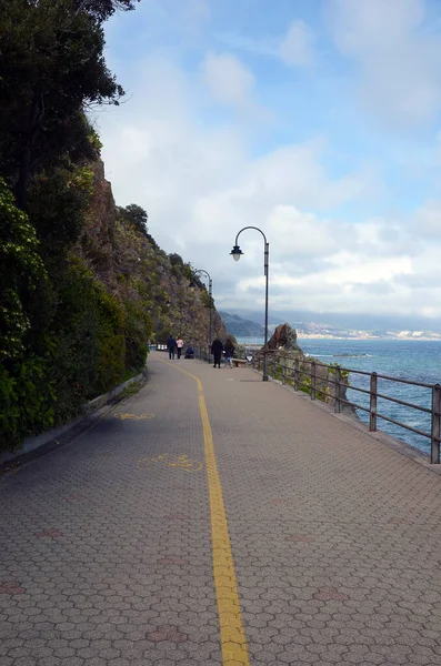 Arenzano Ceneviz İtalya 'sında yaya geçidi ve bisiklet yolu