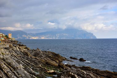 Nervi kıyıları ve Portofino İtalya dağının manzarası.