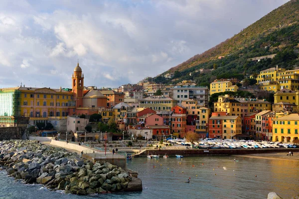 Birçok turistin uğrak yeri olan Nervi sahil köyünün panoraması 25 Ocak 2022 Cenova İtalya